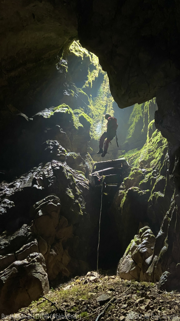 Araştırma faaliyetinde mağaranın içinde araba bulunması...