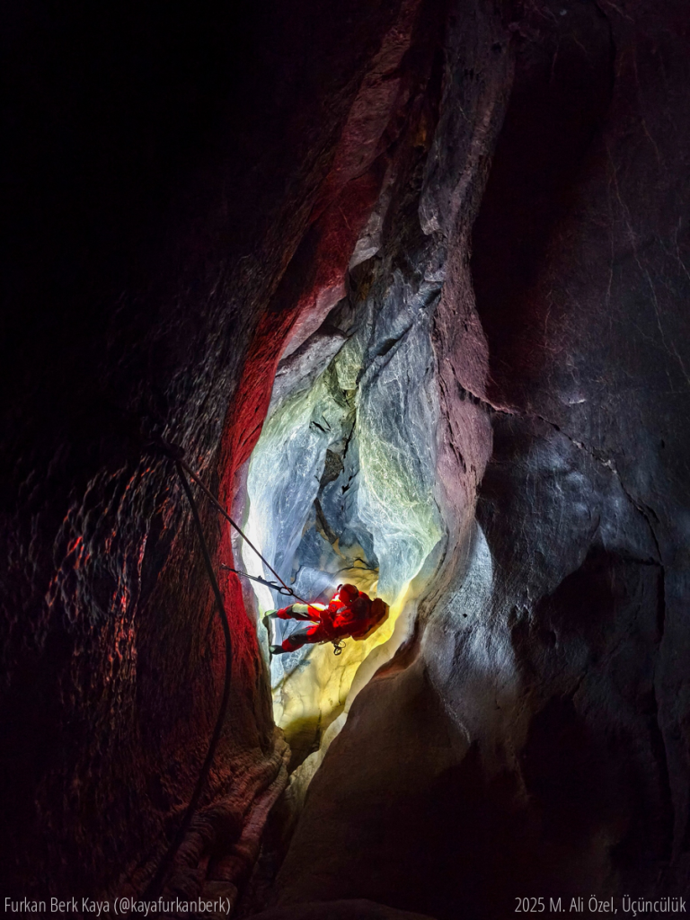 Ramazan Karlık kuylucu mağarasının 30 metre şaftından inerken