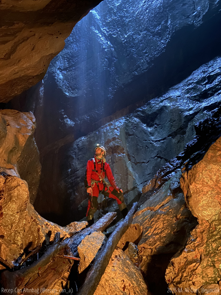 Kapaklıdaki ilk inişte arkada şelale vardı.
