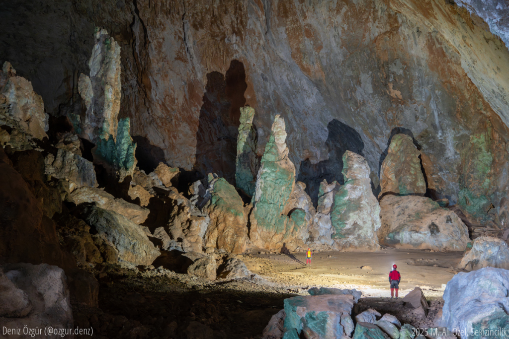 Kocain mağarasının giriş kısmı ile iç kısmını birbirinden ayıran, ulu nöbetçiler gibi dikilen dikitler.