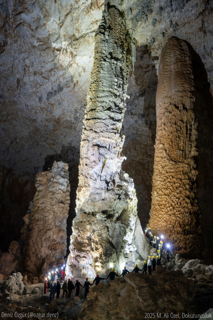Fen Bilimleri Anadolu Lisesi ile birlikte Kocain'e bir okul gezisi düzenledik. Geziye ISMAK, SDÜMAK, İZMAN ve AKÜMAK mağaracıları ile Milli Parklar destek verdi. Bu kalabalık ekibin sahip olduğu ışık potansiyelini mağaranın en görkemli sütununda değerlendirmek istedik.