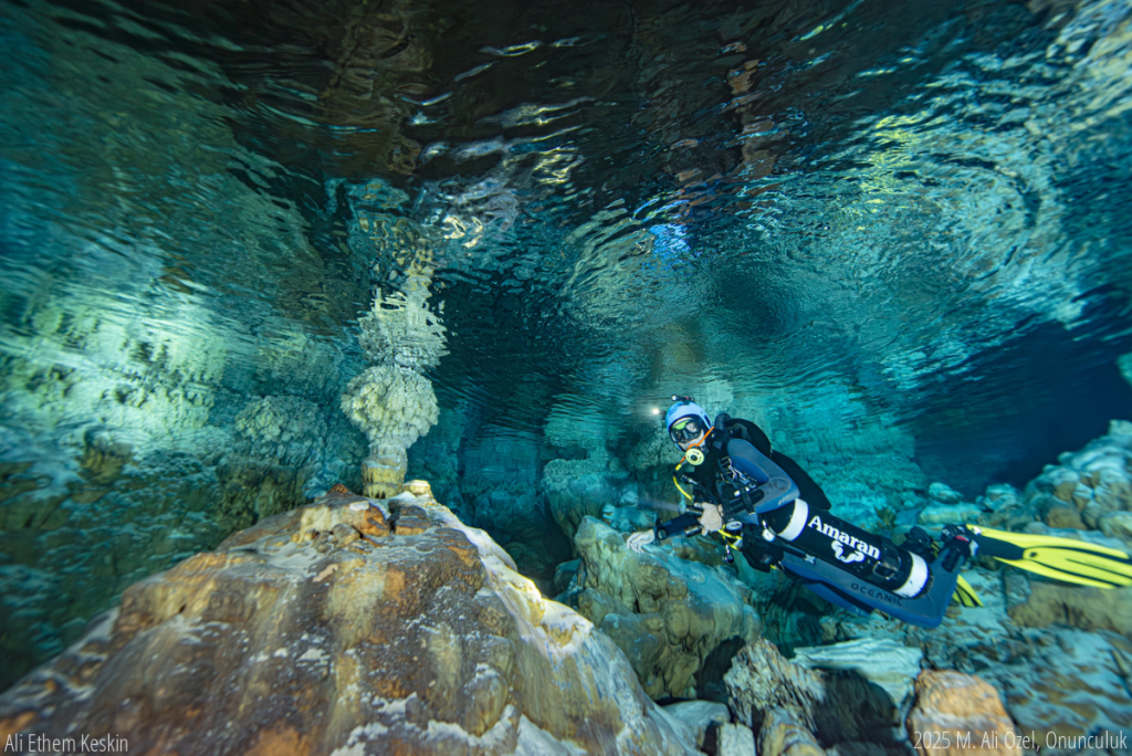 Mağara içindeki göl yüzeyine yakın olağanüstü patlamış mısır oluşumları fotoğrafa yansıtılmaya çalışıldı.