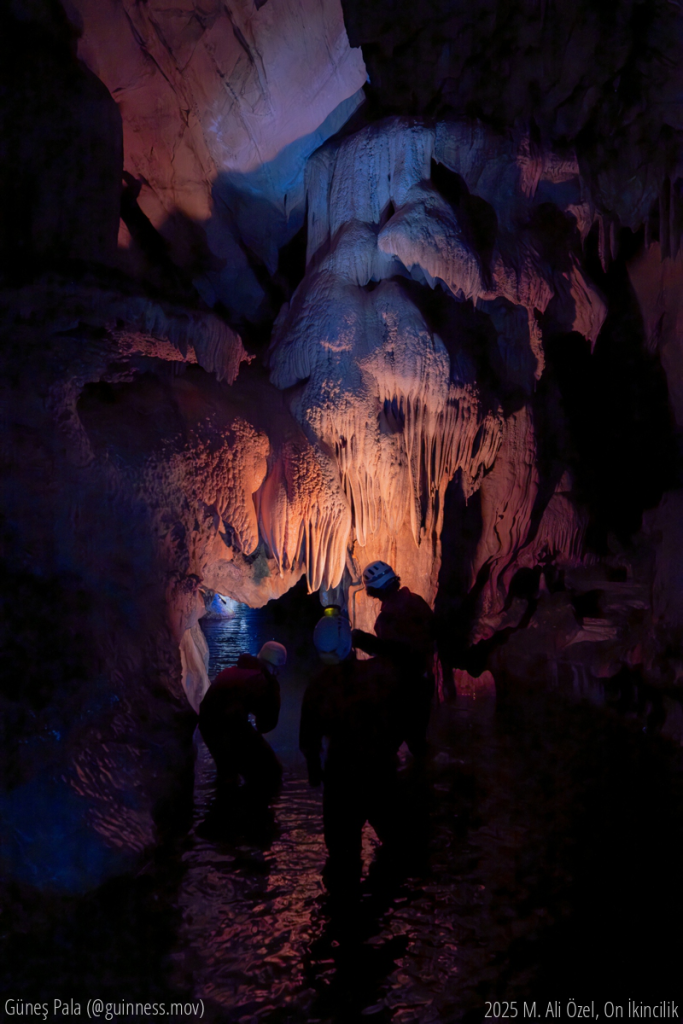 Bu bir mağaraya ilk girişimdi ve Dupnisa gerçekten büyüleyici bir deneyim oldu. Oradayken belki de heyecandan ne çektiğimin farkında değildim ama eve gelip fotoğrafın pozlamasını artırdığımda gördüğüm renkler ve oluşumların detayları karşısında hayran kaldım.