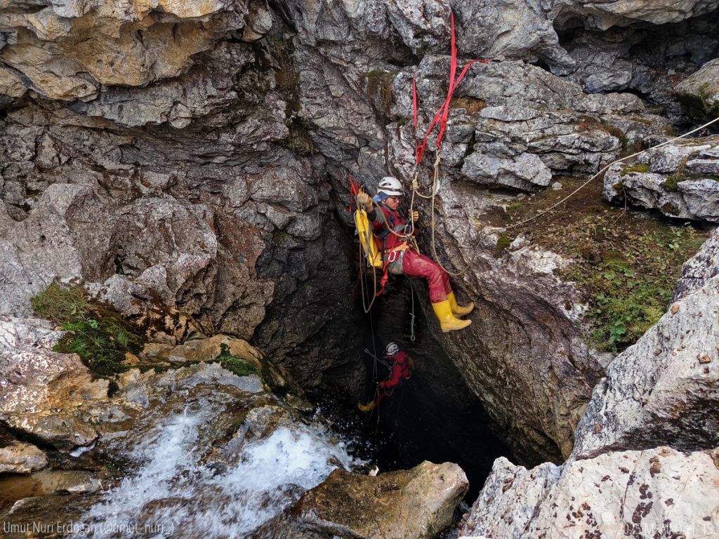 2025 Katırgölleri ön araştırma gezisinde mağara agzından inişe başlayan bir mağaracı. 2014'den beri süren 11 yıllık uzun bir aranın ardından mağaracılarına kavuşan devam eden bir düden.