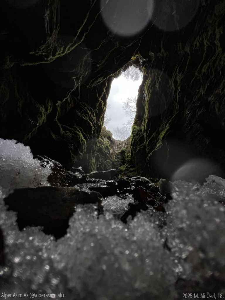 Mağaranın dibindeki karlar ile birlikte mağaranın gökyüzüne açılan girişini fotoğrafladım.