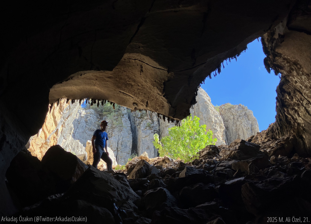 Şelalenin suyunun çekilmesiyle arkasındaki mağaranın keşfi için gidildiğinde çekilmiş bir fotoğraf.