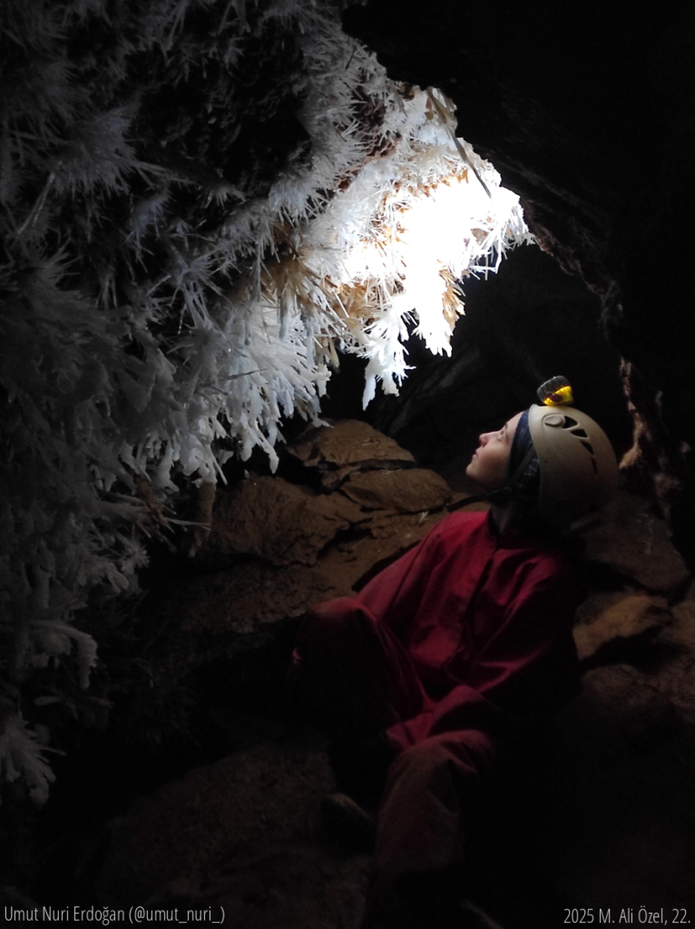 Kristal Kol'un ilk ölçüm shifti sırasında "manyak kristaller" adı verilen bölgeye gelindiğinde çekilmiştir.