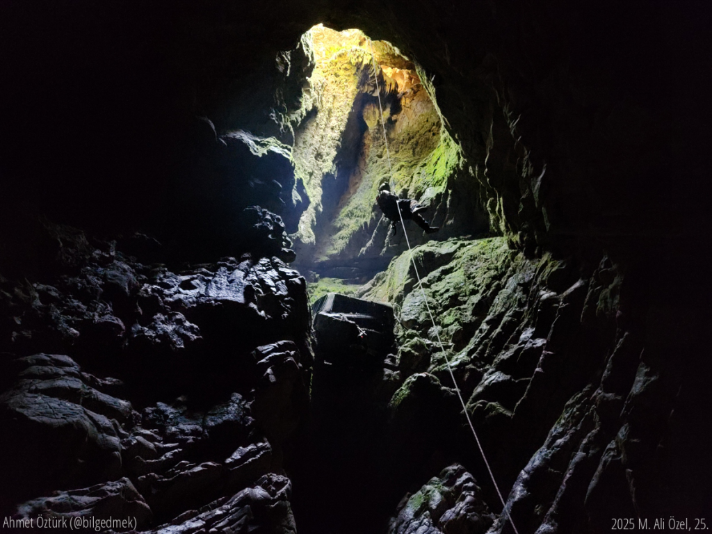 Ekspedisyon sırasında yıllar önce bulduğumuz mağaranın haritalama işlemini tamamlayıp çıkarken arkadaşımı çektiğim fotoğraf.
