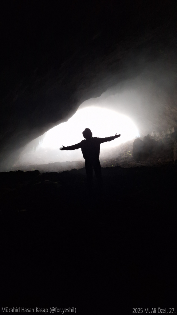 Yoğun bir akdeniz yağmuru altında zar zor ulaştığımız mağara girişinde herkesin ıslak ekipmanlar ile mağara içine kamp alanını kurarken bastıran yoğun sis ile girişten üstüne gelen ışık ışınlarını görmek (kamerada çıkmayan) ve sisli bir mağara ortamının garip güzel duygusu hoştu.