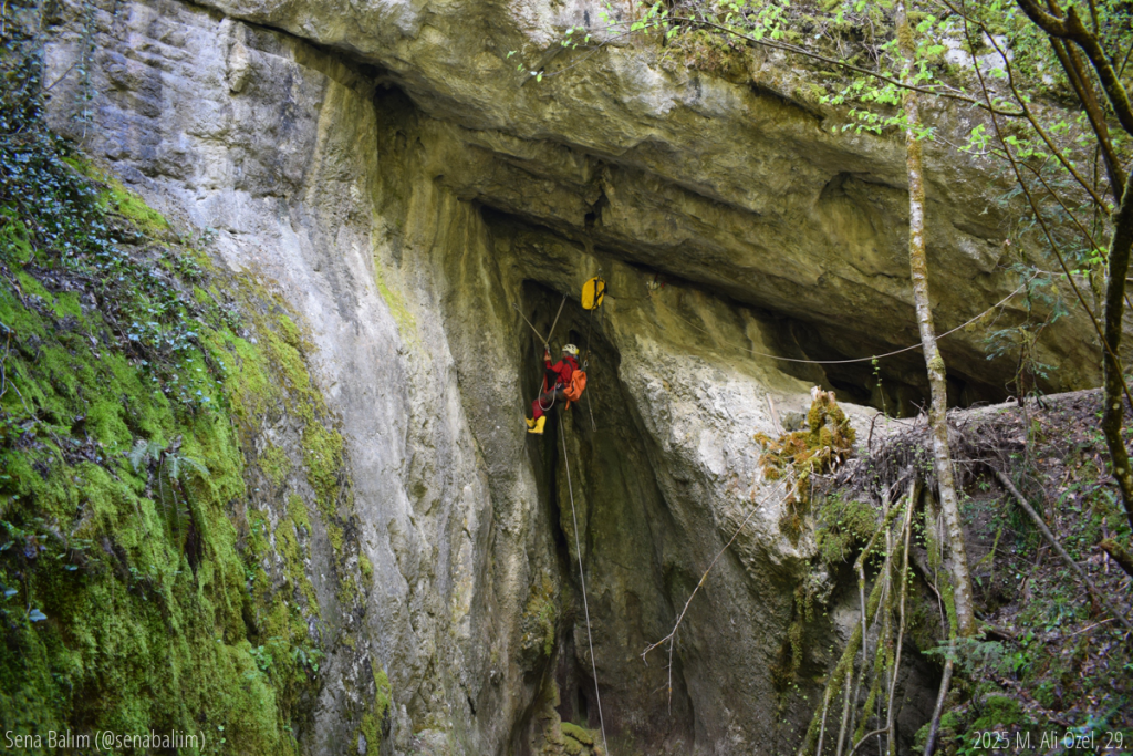 Kapaklı Mağarası'nın ilk inişi.