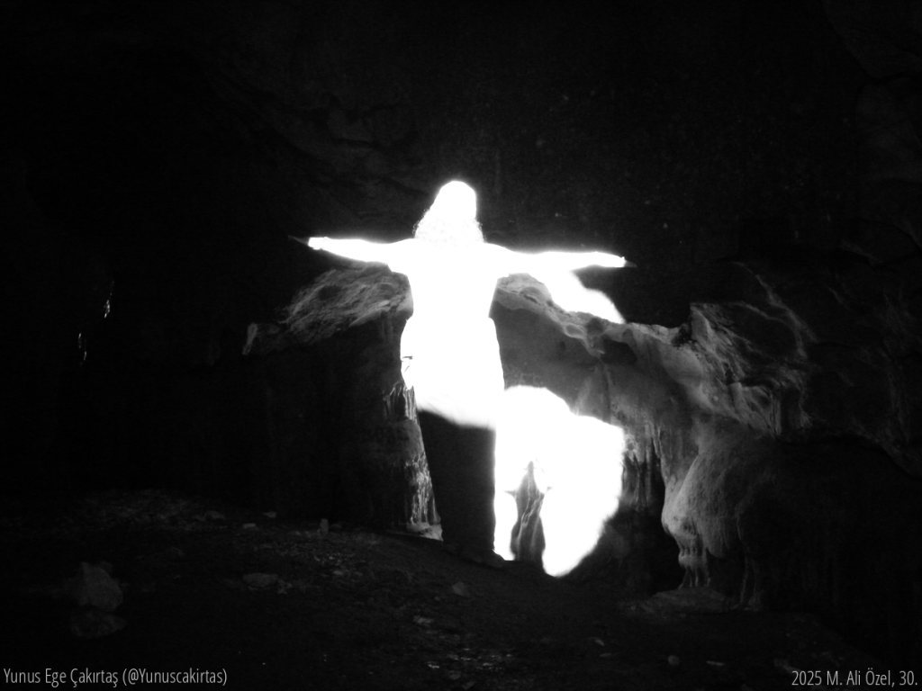 Yılda bir kez bir delikten içeri giren güneş ışığının mağaradan içeri süzülüşü.