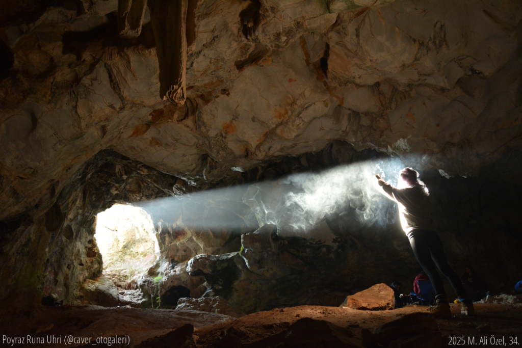 Mağara sabah saatlerinde giren doğal ışıkla çekildi.