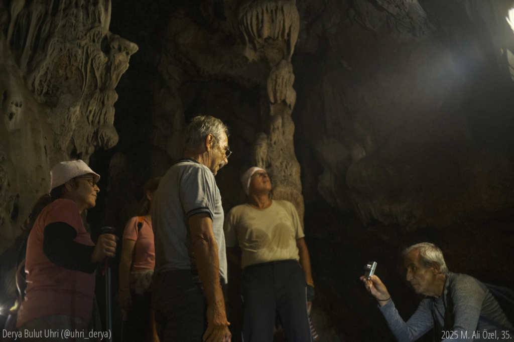 Bu fotoğrafı bir mağara kampı sırasında hiç beklenmedik bir anda gelen 60-70 yaşlarındaki ziyaretçilerin ilk defa mağaraya gelişini gösteriyor. Mağaraya gelen kişilere ilk defa gezdirmek benim ve arkadaş grubu için o kadar heyecanlıydı ki o an hiç unutamayacağım bir anıya döndü. Hiç beklemediğim bir mağaraya 70 yaşında hala kocaman yokuş dağı tırmanabilen insanları mağaranın diplerini odalarını göstermek çok farklı bir deneyim oldu.