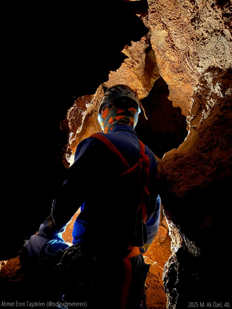 Hakkında rivayetler olan mağaraya girdik.Mağaranın detaylı fotoğraflarını çekip yerel halka tanıttık