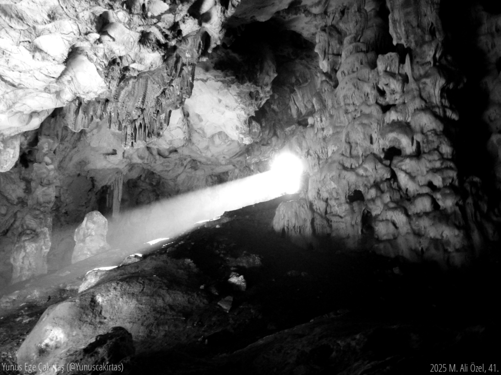 Yılda sadece bir kez mağaradaki bir delikten geçen güneş ışığının mağaraya süzülüşü