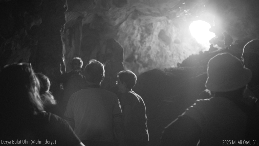 Bu fotoğrafı bir mağra kampı sırasında hiç beklenmedik bir anda gelen 60-70 yaşlarındaki ziyaretçilerin ilk defa mağraya gelişini gösteriyor. Mağaraya gelen kişilere ilk defa gezdirmek benim ve arkadaş grubu için o kadara heyecanlıydı ki o an hiç unutamayacağım bir anıya döndü. Hiç beklemediğim bir mağaraya 70 yaşında hala kocaman yokuş dağı tırmanabilen insanları mağranın diplerini odalarını göstermek çok farklı bir deneyim oldu.