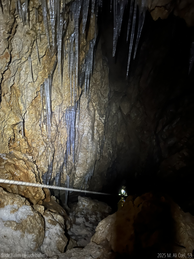 Derme Yaz Gezisi’nde yüzeyde bulunan mağaralardan biri olan Kar Kuyusu’nda çekilmiş bir fotoğraf.