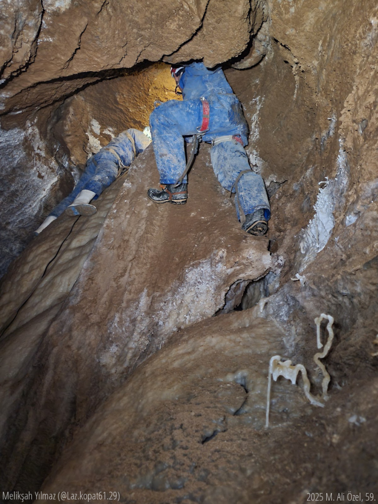 Boy bulok ve vişneyevski mağaralarının birleştiği noktayı bulmayı uman mağaracılar daral açmak için Türk Akmataşına doğru tırmanıyor