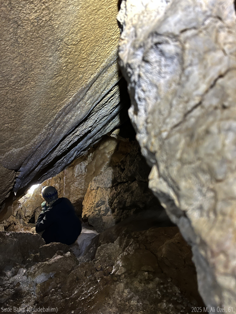 Derme Yaz Gezisi’nde yüzeyde bulunan mağaralardan biri olan Kar Kuyusu’nda çekilmiş bir fotoğraf.