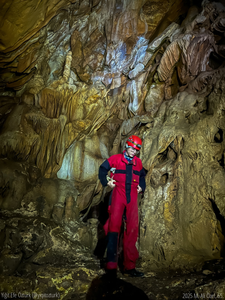 istanbul teknik üniversite'nin mağara araştırma kulübüyle gerçekleştirdiğimiz dönemin ilk mağarası olan Dupnisa'dan hatıra bir fotoğraf..