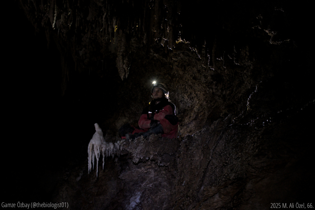 Pınargözü mağarasında siyah renkli oluşumlar olan bir balkon bulmuştuk.