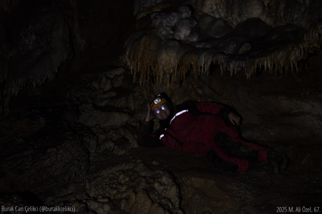Mağarada siyah oluşumlu harika bir alan gördük ancak renk yüzünden ışık boyaması zordu. Yine de şansımızı denedik ve bu fotoğraf ortaya çıktı. Uzun pozlama sırasında modelin gözlüklerinden de fenerlerimiz yansıdı.