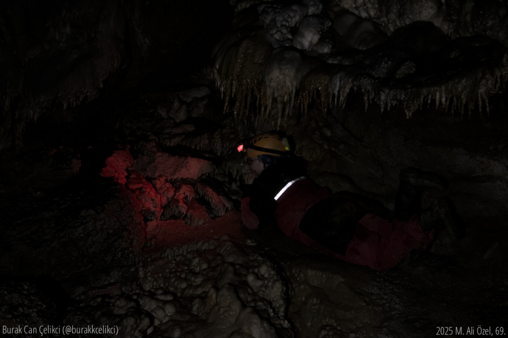 Mağarada siyah oluşumlu harika bir alan gördük ancak renk yüzünden ışık boyaması zordu. Yine de şansımızı denedik ve bu fotoğraf ortaya çıktı. Modele Banu Alkan pozu verdirdik.