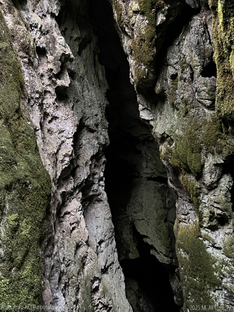 Mağarada iple iniş yaparken gördüğüm birisi bana doğru birisi sola doğru bakan 2 suret gördüm ve fotoğraflamak istedim